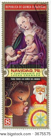 Republikken af GINEA-CIRCA 1971: Madonna med Jesus barnet på frimærke, circa 1971
