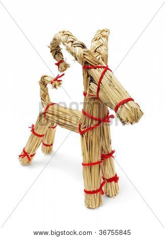 Tradiční finské vánoční Kozel slaměné dekorace vyrobené z brčka a červenou nití.