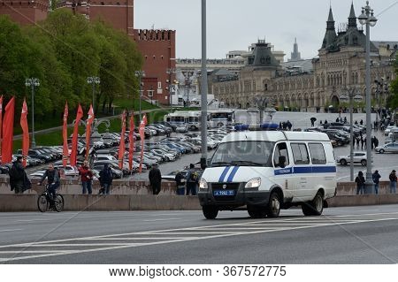 Moscow, Russia - May 9, 2020:a Police Car Moves Along The Bolshoy Moskvoretsky Bridge In Moscow
