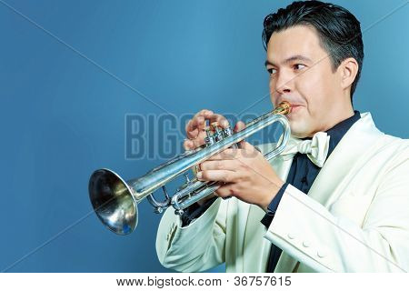 Retrato de um músico tocando a trombeta no estúdio.