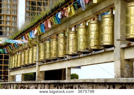 Shangrila - sinos no templo