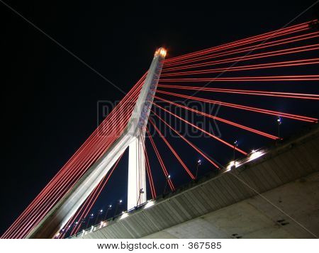Ponte sospeso di giorno moderno