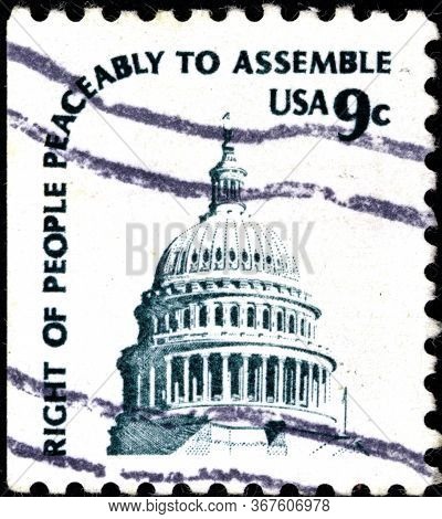 02.09.2020 Divnoe Stavropol Territory Russia The Postage Stamp Usa 1975 Capitol Dome And The Inscrip