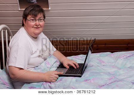 Opdrætte handicappet kvinde med Laptop