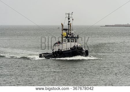 New Bedford, Massachusetts, Usa - May 23, 2020: Tug Kodiak Homebound In New Bedford Outer Harbor On 