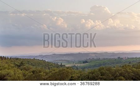 Wieczorem krajobrazy w pobliżu San Regolo w Chianti