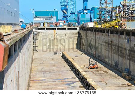 Preparação de doca seca para a aceitação do navio