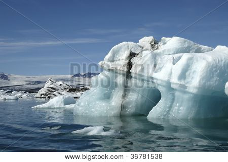 Buzullar Jokulsarlon buz Lagoon içinde.