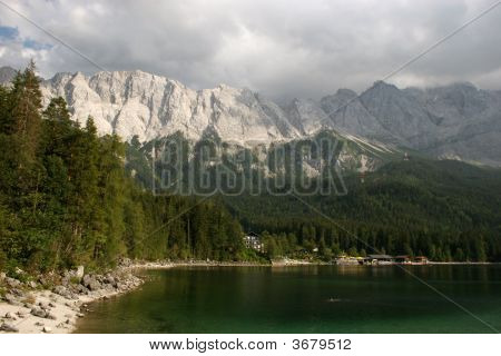 Zugspitze, Waxensteine Und Eibsee Im Wettersteingebirge