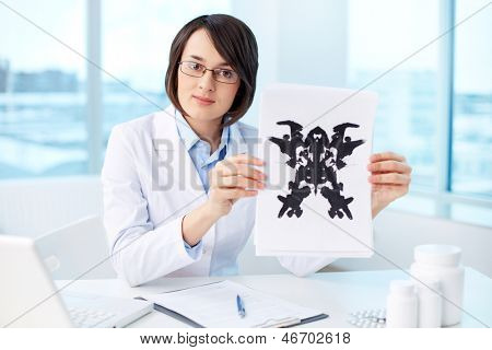 Vážné psycholog papír s Rorschach inkblot