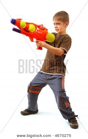 Rapaz com a pistola de água