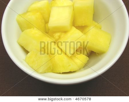 Pezzi di ananas In una ciotola bianca della porcellana