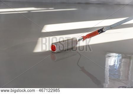 Needle Roller For Self-leveling Floors. Leveling The Floors With A Cement Mixture.