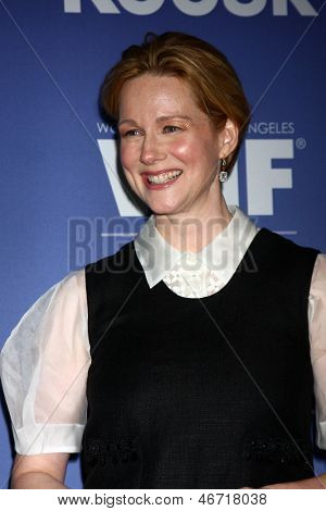 LOS ANGELES - JUN 12: Laura Linney dorazí na Crystal a Lucy Awards 2013 v Beverly Hilto