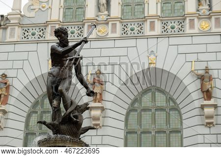 Statue Of Neptune Fountain In Old Town Of Gdansk, Poland. Fountain Of The Neptune And City Hall. Old