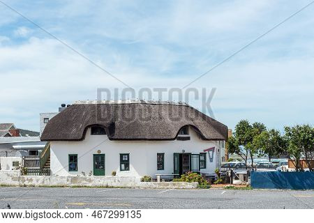 Lagulhas, South Africa - Sep 21, 2022: A Street Scene, With The Snack Bar And Vehicles, In Lagulhas 