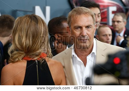 NEW YORK-giugno 10: Attore Kevin Costner e moglie Christine Baumgartner partecipare alla prima mondiale di 