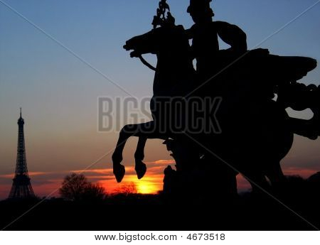 Wieża Eiffla i Tuileries pomnik sylwetka z Sunset, Paryż