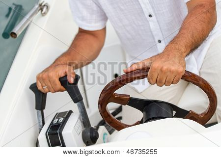 Красивый молодой человек на его яхта в море