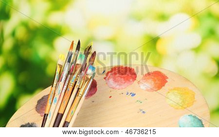 หลายแปรงในโปรแกรมระบายสีบนพื้นหลังธรรมชาติ