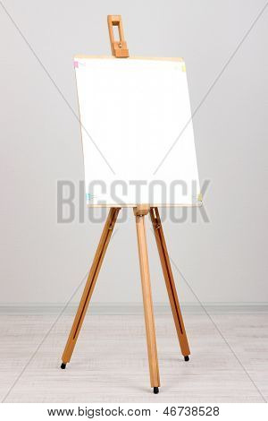 Dřevěný stojan s čistým papírem v místnosti
