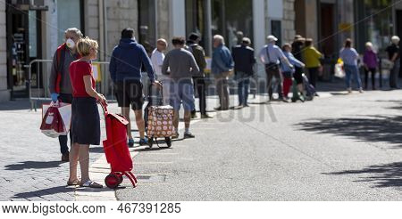 Chartres, France - Avril 18, 2020: People Waiting In Line Respecting The Social Distance Rulles To A