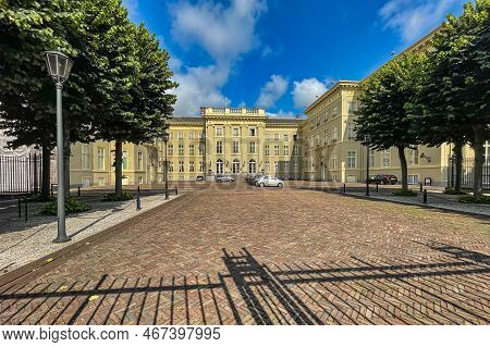 Den Haag, Netherlands - August 25 2021 : The Entrance Lane Leading To The Royal Historic Palace \