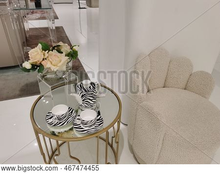 Coffee Break In A Fashionable Room With Flowers房