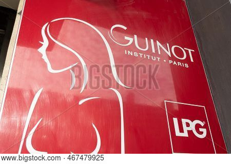 Bordeaux , Aquitaine  France - 04 10 2022 : Guinot Institut Paris Lpg Sign Text And Brand Logo On Wa