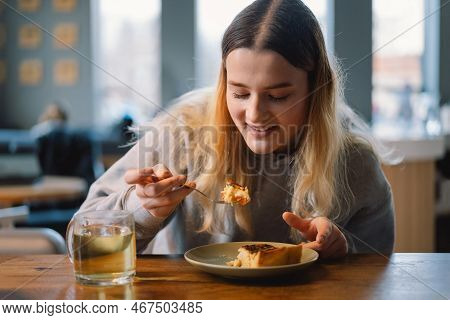Young Teengirl Eating Quiche With Fresh Vegetable And Looking On Smartphone And Breakfast Of Wellnes