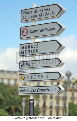 Segno di direzione a Cannes in Francia