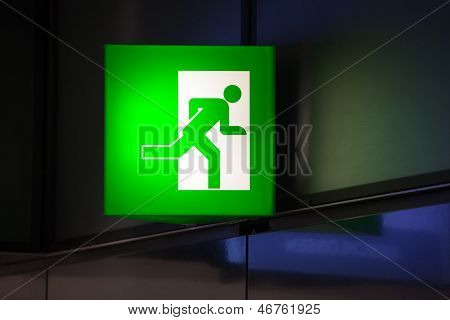 Uscita verde illuminato segno
