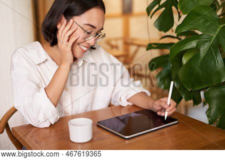 Young Asian Creative Girl, Sitting With Digital Tablet, Drawing With Graphic Pen And Smiling, Doodli
