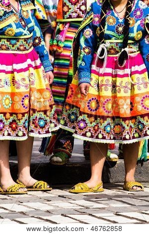 Peruanische TänzerInnen auf der Parade In Cusco.