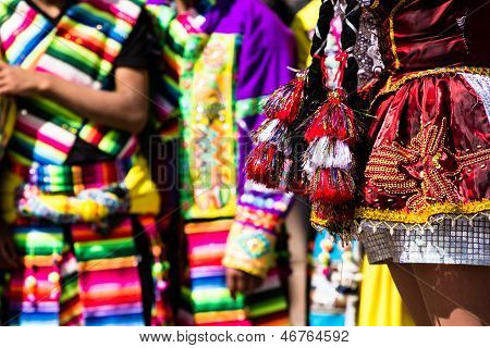 Peruanische TänzerInnen auf der Parade In Cusco.