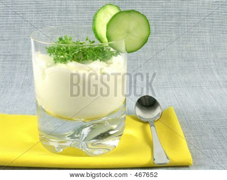 Joghurt mit Gurke und Brunnenkresse