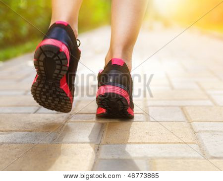 Runner fødder kører på vejen Closeup på sko