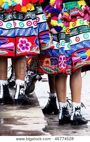 Peruanische TänzerInnen auf der Parade In Cusco.