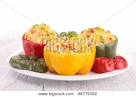 kogte peberfrugt med couscous og grøntsager