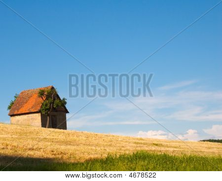 Jarní obloha nad polem