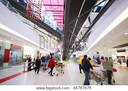 Moskwa - 28 października: Ludzie spaceru w centrum Gagarinskiy, 28 październik, 2012 w Moskwie, Rosja. Jedy