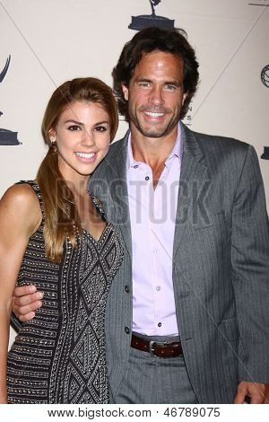 LOS ANGELES - JUN 13: Kate Mansi. Shawn Christian přijíždí na pr Daytime Emmy nominovaní příjem