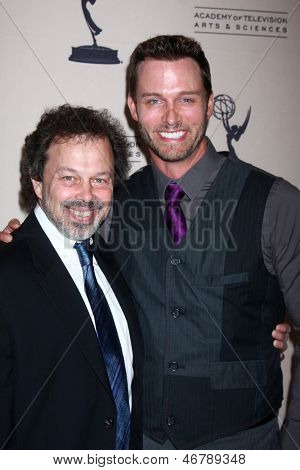 LOS ANGELES - JUN 13: Curtis Armstrong, Eric Martsolf dorazí na recepci kandidáti Daytime Emmy