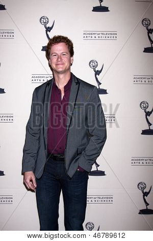 LOS ANGELES - JUN 13: Jonathan Mangum érkezik a recepción Daytime Emmy jelöltek által benyújtott