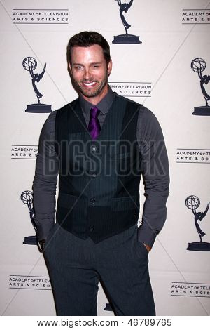 LOS ANGELES - JUN 13: Eric Martsolf dorazí na recepci Daytime Emmy kandidátů předložený ATA