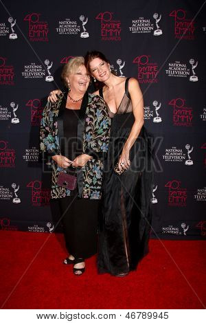 ลอสแองเจลิส - 14 jun: เบธ Maitland, Michelle Stafford เน้น Emmys สร้างสรรค์ของเวลากลางวัน 2013 ที่ 