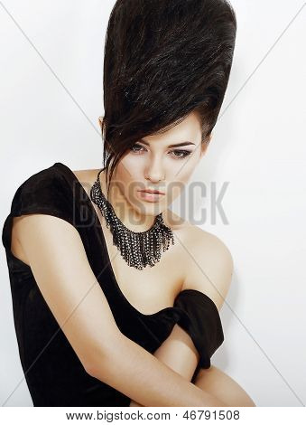 Sentimento. Pensosa brillante donna con i capelli neri Updo e collana