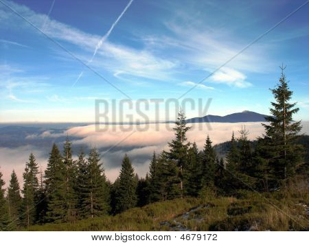 Top von Babia Góra über Wolken.