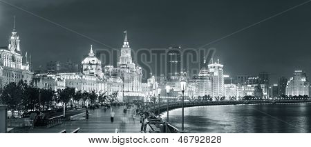 Šanghaj Waitan noční pohled s historickými budovami přes Huangpu River panorama v černé a bílé