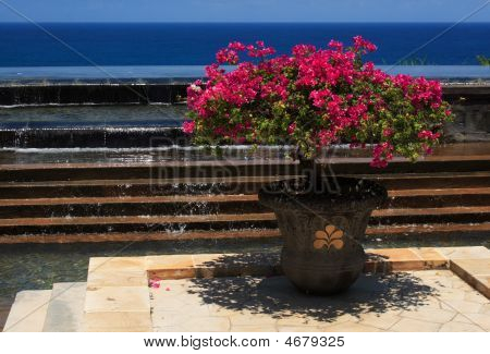 Maceta delante de cascada decorativa